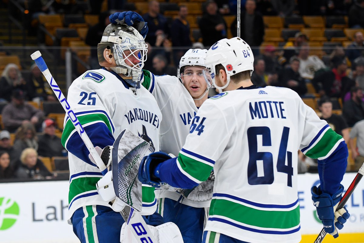 \"Бостон\" пропустил 8 шайб от \"Ванкувера\"