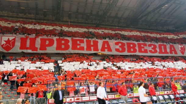 Болельщики \"Црвены Звезды\" устроили грандиозное шоу перед матчем Евролиги