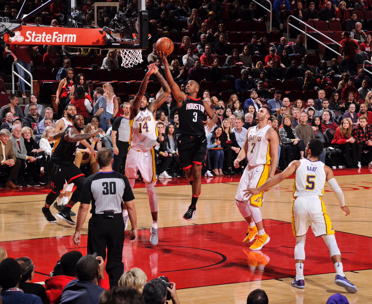 \"Лейкерс\" на выезде уступили \"Хьюстону\"