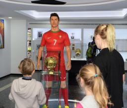 Роналду привез "Золотой мяч" в свой музей