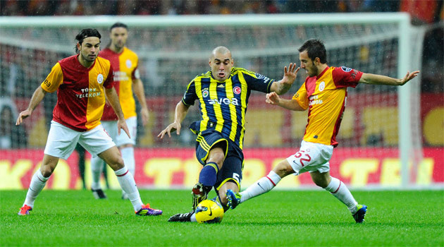 \"Галатасарай\" одержал победу в матче с \"Фенербахче\"