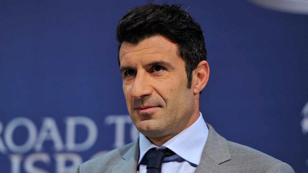 \"Барса\" попросила УЕФА исключить Фигу из команды легенд