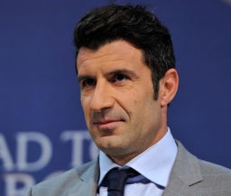 "Барса" попросила УЕФА исключить Фигу из команды легенд