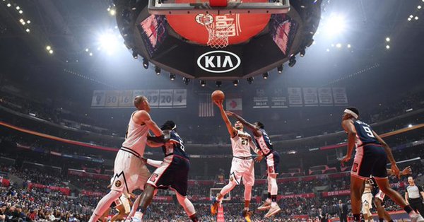 \"Денвер\" разгромно проиграл \"Клипперс\"