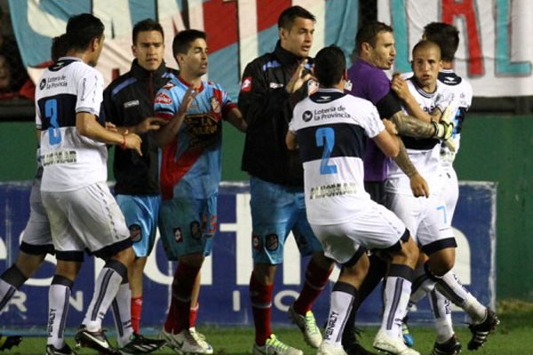 Встреча чемпионата Аргентины завершилась дракой