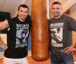 Легендарный боксер попросил избавить его от братьев Кличко