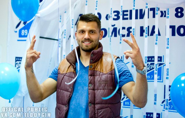 Голкипер \"питерцев\" на разминке попал мячом в девушку