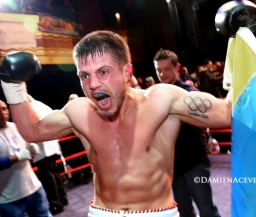 Хитров выиграл второй профессиональный бой