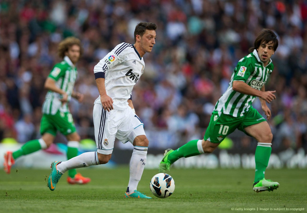 Дубль Озила принес \"Лос Бланкос\" победу над \"Бетисом\"