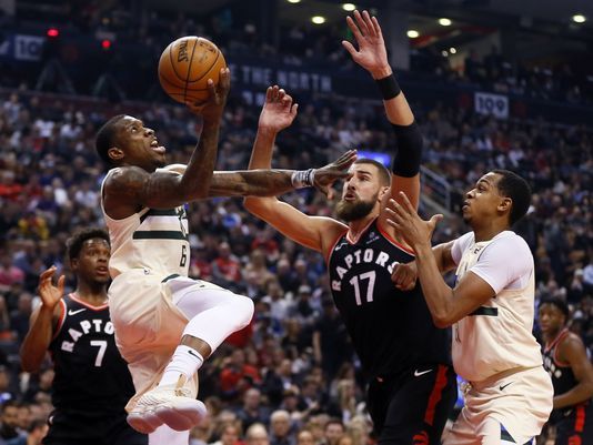 \"Милуоки Бакс\" вырвал победу в овертайме у \"Торонто Рэпторс\"