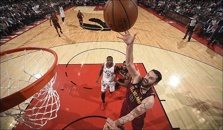 \"Кливленд\" в овертайме обыграл \"Торонто\"