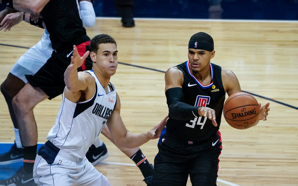 \"Лос-Анджелес Клипперс\" на четыре очка переиграли \"Даллас Маверикс\"