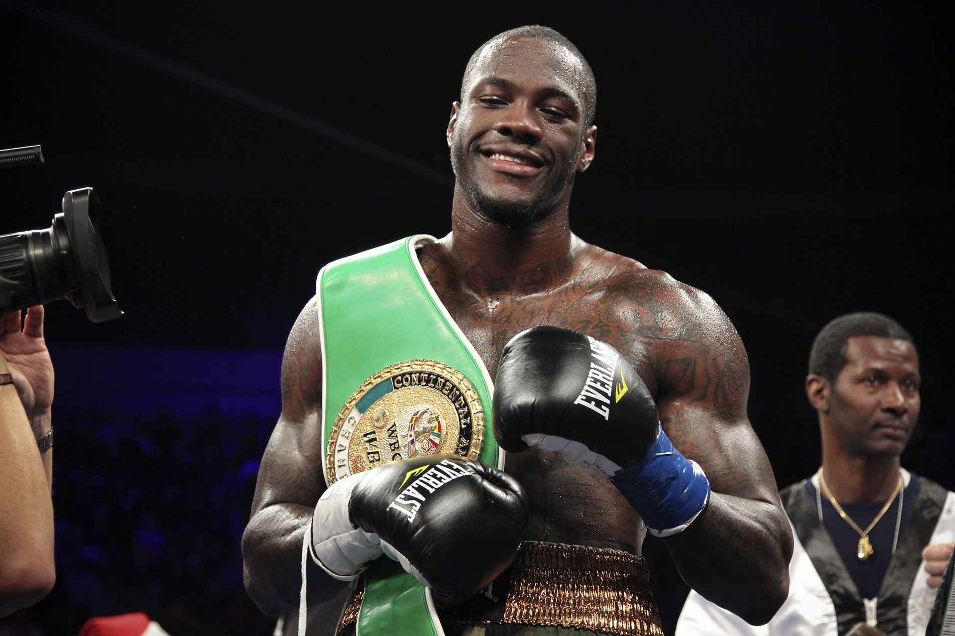 Холифилд назвал супертяжа, который способен победить братьев Кличко