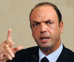 Глава МВД Италии намерен убрать бандитов со стадионов