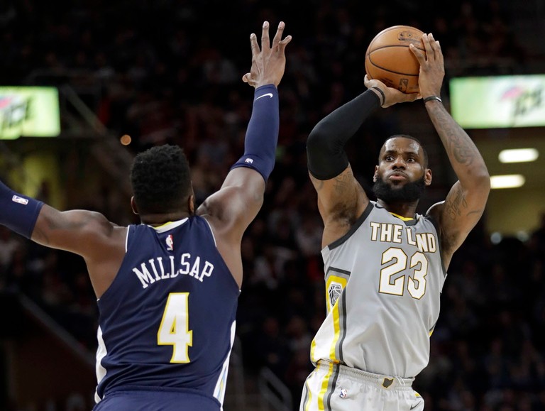 \"Кливленд Кавальерс\" минимально обыграли \"Денвер Наггетс\"