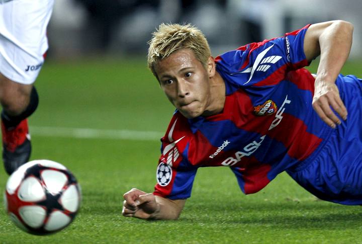 \"Тоттенхэм\" и \"Эвертон\" также претендует на Хонду