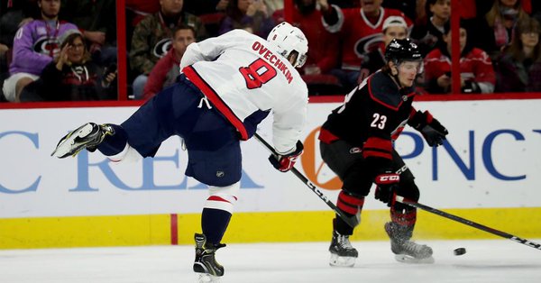 Хет-трик Овечкина помог \"Вашингтону\" одолеть \"Каролину\"