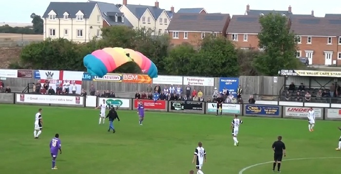 Парашютист сорвал проведение футбольного матча