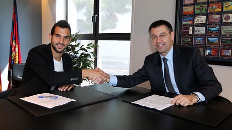 \"Барса\" продлила контракт со своим защитником