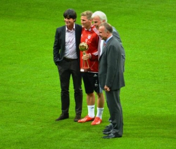 Швайни вручили приз "Футболист года в Германии"