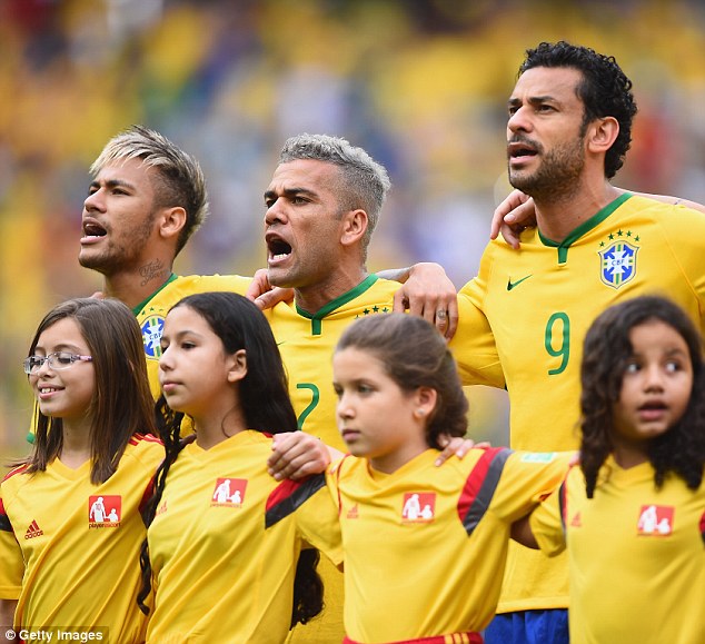 Дани Алвес обозвал идиотом легенду сборной Англии