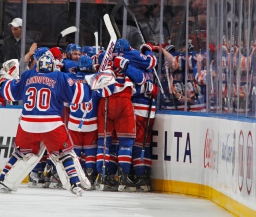 НХЛ: "Нью-Йорк" сократил отставание в серии с "Бостоном"