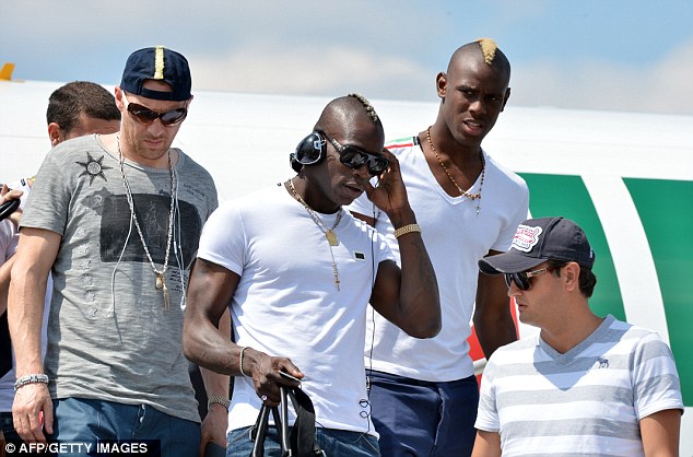 Балотелли советовал Тевесу перейти в состав \"россонери\"