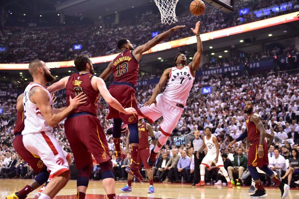 \"Торонто Рэпторс\" дома уступили \"Кливленд Кавальерс\"