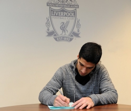 Суарес поставил подпись под контрактом с "Ливерпулем"