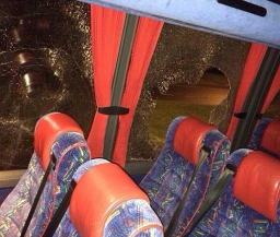 Автобус болельщиков "Халла" атаковали камнями в Ливерпуле