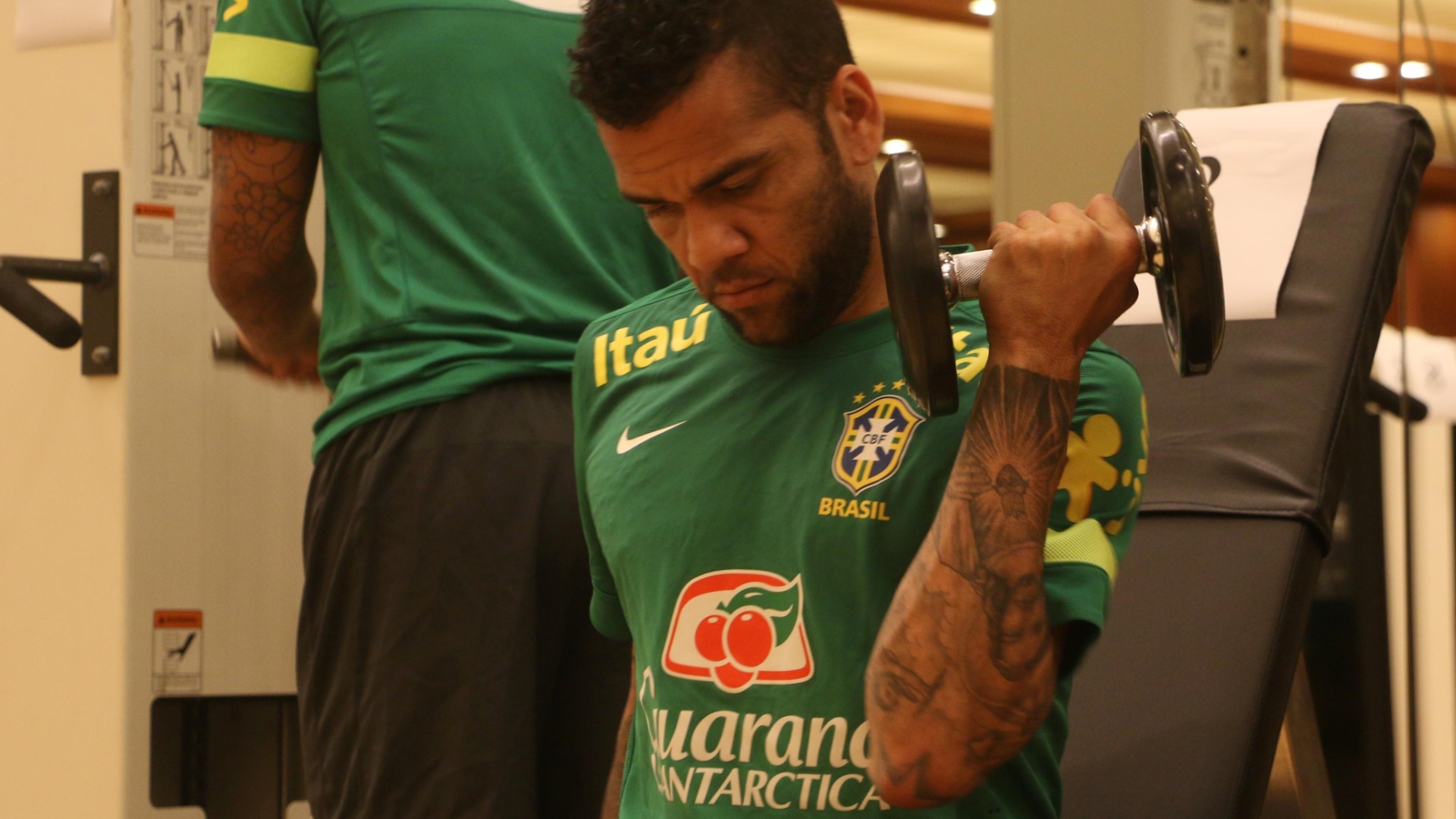 Алвес не планирует покидать \"Барсу\"