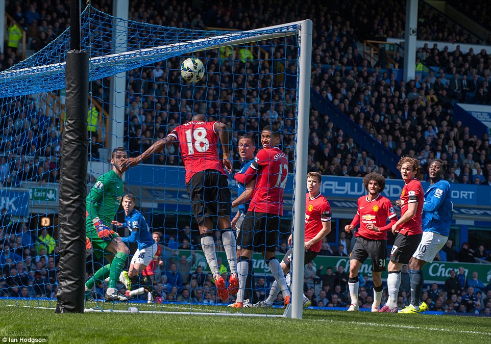 \"Эвертон\" разгромил \"МЮ\" на своем поле