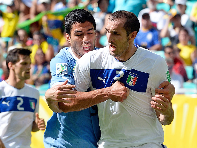 \"Зубастик\" Суарес пытался укусить Кьеллини ещё в 2013 году