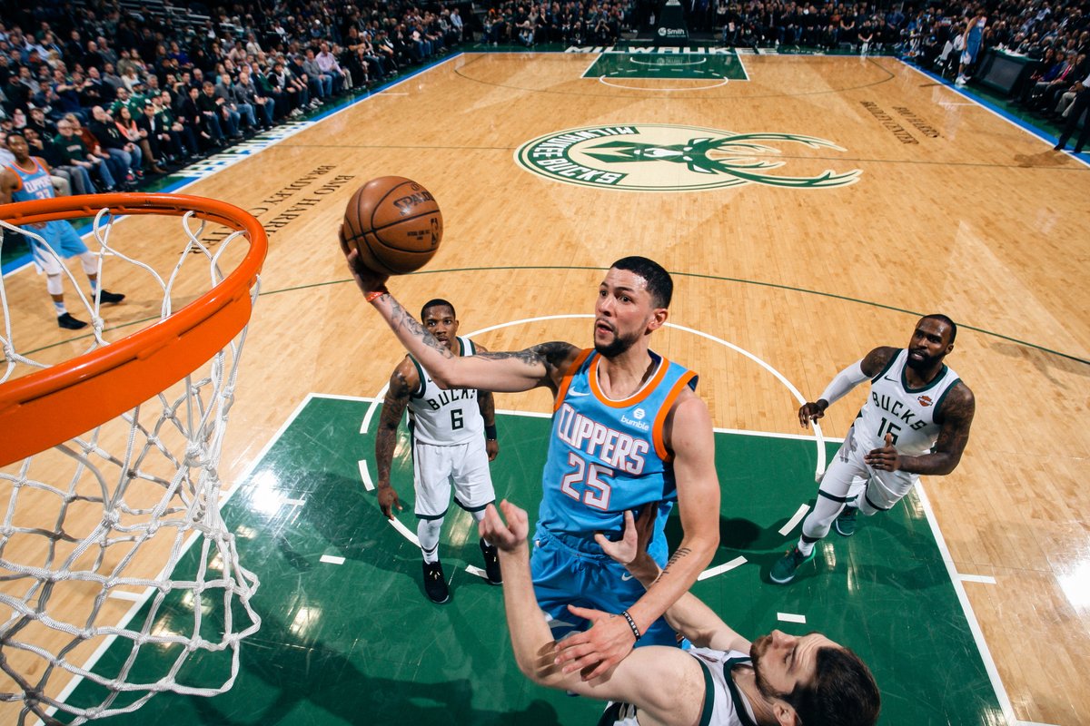 \"Клипперс\" оказались сильнее \"Милуоки\"