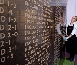 Памятник с неудачными выступлениями сборной Англии приобрели за 425 тысяч фунтов