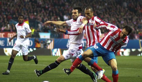 \"Атлетико\" - \"Севилья\": три пенальти, три удаления и победа хозяев