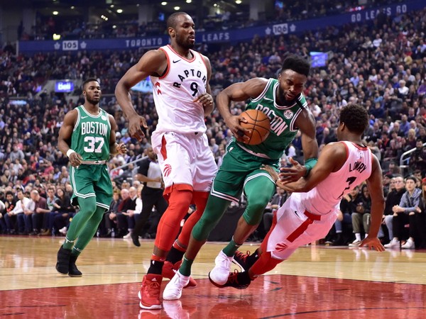 \"Торонто Рэпторс\" уверенно разобрались с \"Бостон Селтикс\"