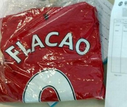 Фану "МЮ" продали футболку Фалько, на которой была неправильно написана фамилия игрока