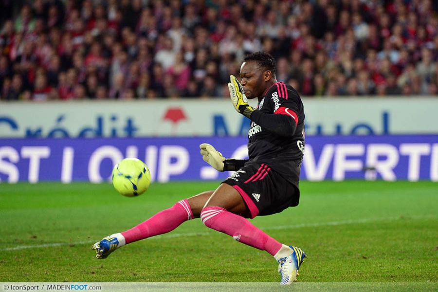 Голкипер французского клуба просится в \"Барселону\"