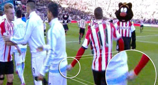 Игрок \"Сандерленда\" ущипнул Агуэро