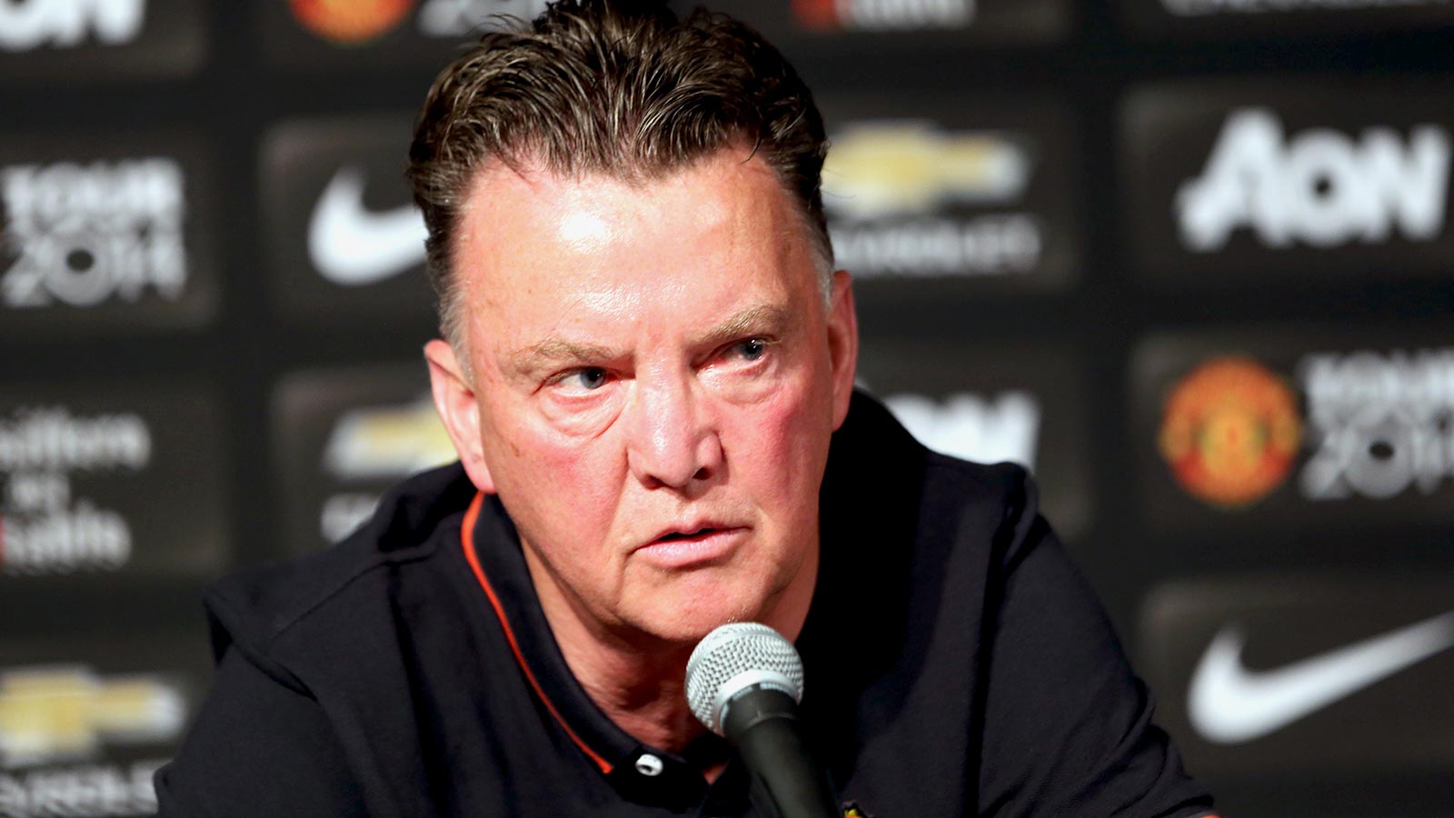 Ван Гал остался без центральных защитников