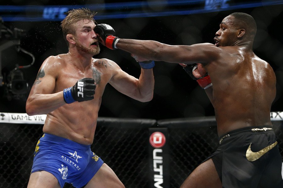 Джонс отстоял свой титул