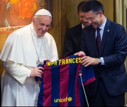 Папа римский получил в подарок именную футболку Барселоны