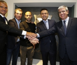 Официально: "Барселона" продлила контракт с Маскерано