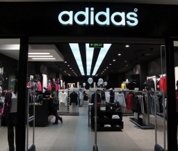 Adidas собирается уменьшить количество своих магазинов в России