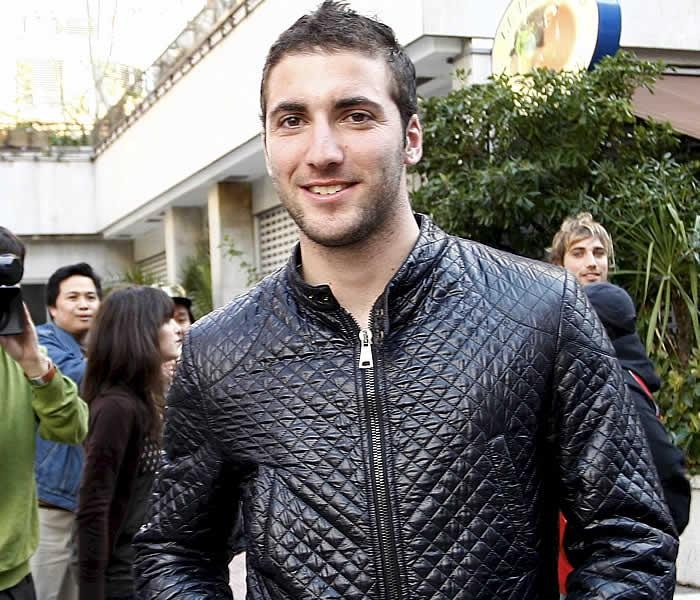 Игуаин просит повысить ему зарплату