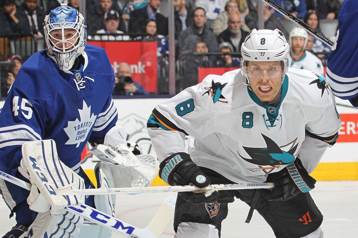 \"Сан-Хосе Шаркс\" дома уступил \"Торонто Мэйпл Ливз\"