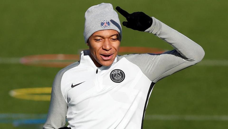 \"ПСЖ\" сорвал переход Мбаппе в \"Барселону\" во время летнего трансферного окна