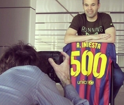 Иньеста сыграл 500-й матч в футболке "Барсы"