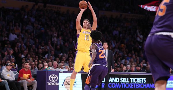 \"Лейкерс\" проиграли \"Финиксу\"